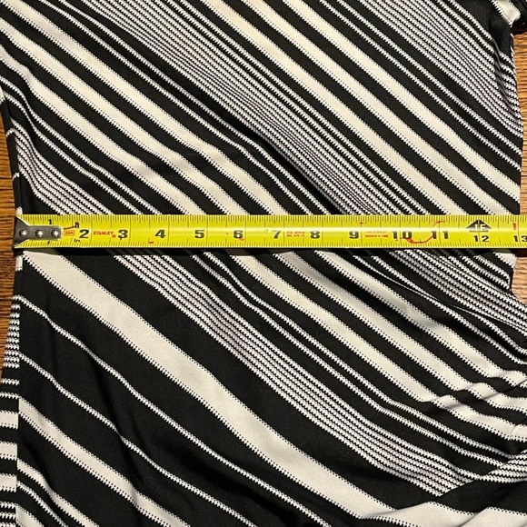 Black and white fitted striped top - Picture 4 of 6